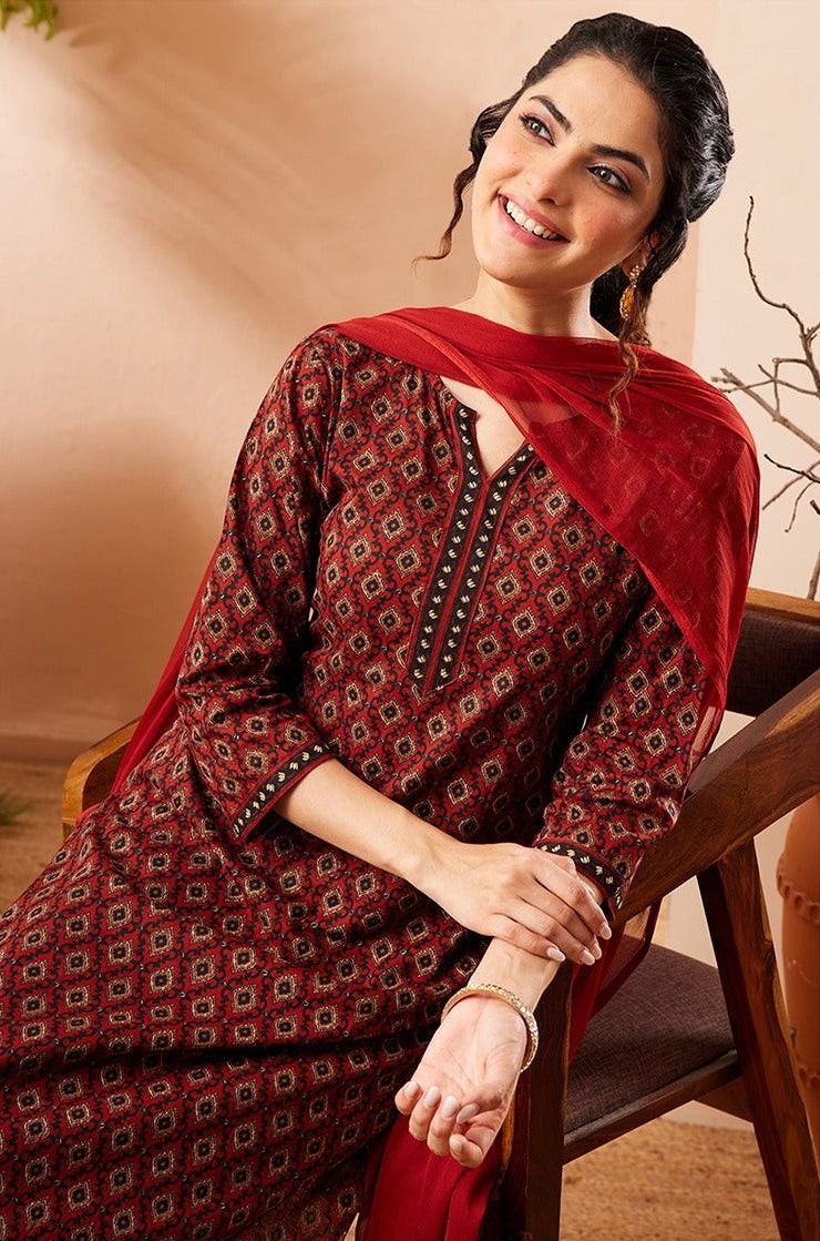 Naanu maroon cotton kurta with diamond print, keyhole neckline, embroidered placket, and matching dupatta and pants.